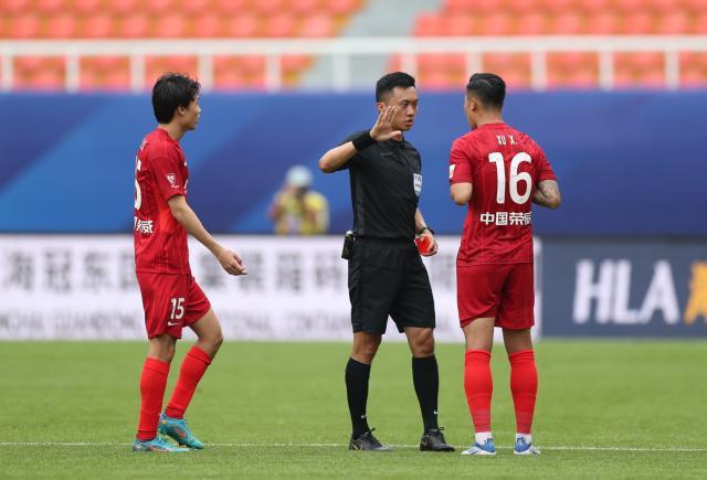 郑铮徐新两国脚相继“开门红” 媒评：愚蠢！不当示范